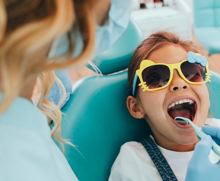 zadowolone dziecko u dentysty