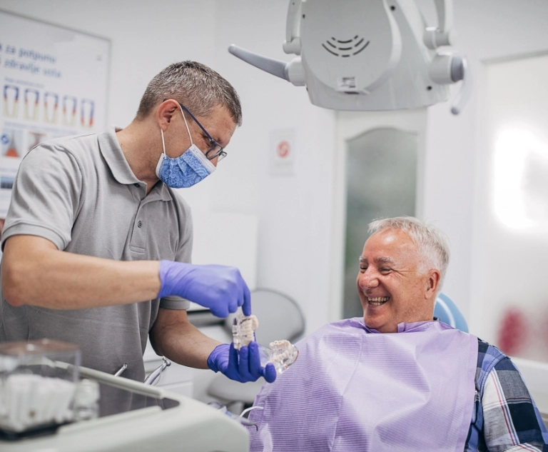 uśmiechnięty mężczyzna w gabinecie dentystycznym